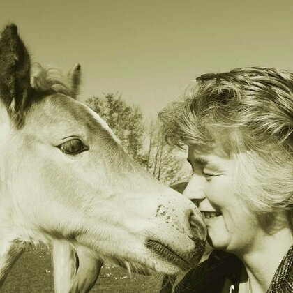 In verbinding – Judith met veulen in de polder